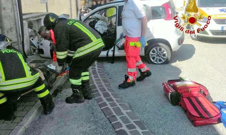 Auto si schianta contro un muro: muore un uomo, grave la moglie Auto si schianta contro un muro: muore un uomo, grave la moglie