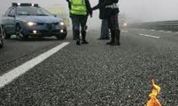 Schianto tra un'auto e un tir sulla A14: un morto