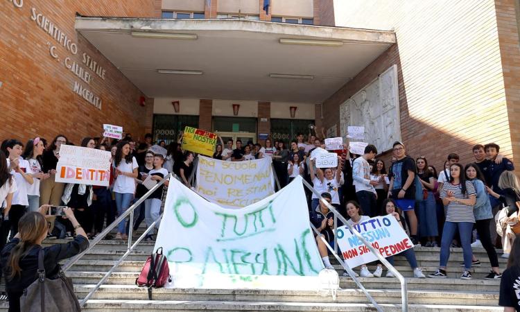Sfratto del "Galilei", gli studenti manifestano: "Nessun dialogo, ci hanno trattato a pesci in faccia" (FOTO) Sfratto del "Galilei", gli studenti manifestano: "Nessun dialogo, ci hanno trattato a pesci in faccia" (FOTO)