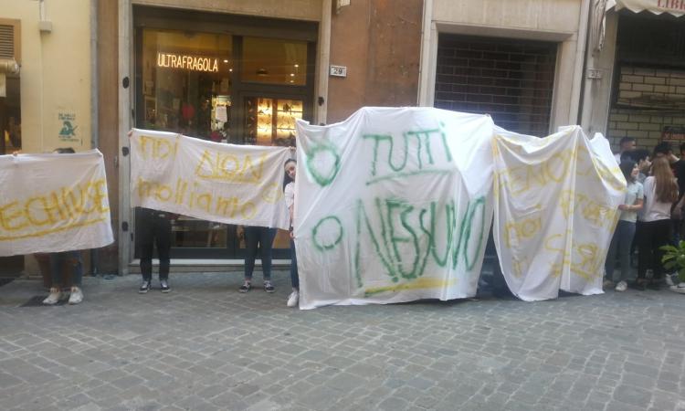 Sfratto del "Galilei", gli studenti in protesta davanti alla sede del Palazzo della Provincia (FOTO) Sfratto del "Galilei", gli studenti in protesta davanti alla sede del Palazzo della Provincia (FOTO)