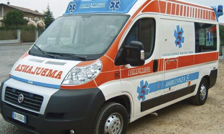 Porto Recanati, donna cammina in spiaggia e viene trafitta sul piede da un ferro di un metro e mezzo Porto Recanati, donna cammina in spiaggia e viene trafitta sul piede da un ferro di un metro e mezzo