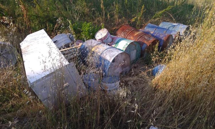 Civitanova, bidoni e frigoriferi abbandonati in via del Casone