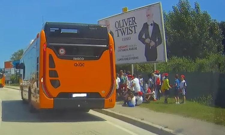 Civitanova, una pietra colpisce il vetro di un autobus: feriti 3 bambini di una scolaresca Civitanova, una pietra colpisce il vetro di un autobus: feriti 3 bambini di una scolaresca