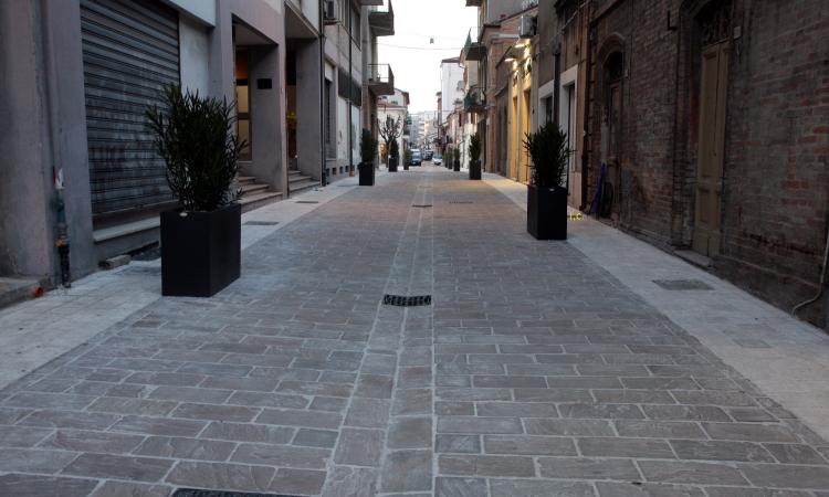 Civitanova, lavori di riqualificazione nel borgo marinaro: nuova pavimentazione in pietra Civitanova, lavori di riqualificazione nel borgo marinaro: nuova pavimentazione in pietra
