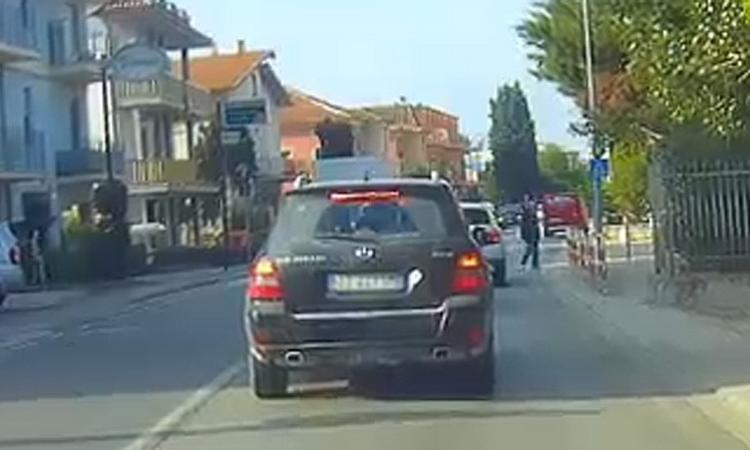 Montecosaro, si scontrano auto e moto: centauro in ospedale