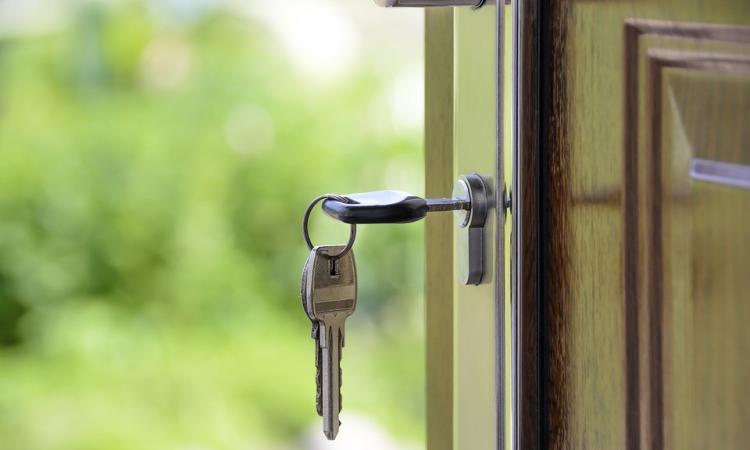 Lui le dona la casa, lei ci va con l'amante e pensa di venderla: l'uomo chiede la revoca al giudice Lui le dona la casa, lei ci va con l'amante e pensa di venderla: l'uomo chiede la revoca al giudice