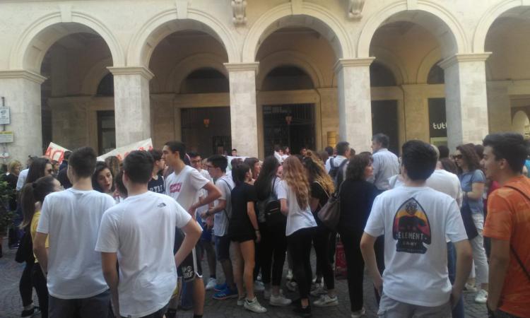 Macerata, "A ciascuno la sua scuola": non si ferma la protesta dello Scientifico Macerata, "A ciascuno la sua scuola": non si ferma la protesta dello Scientifico