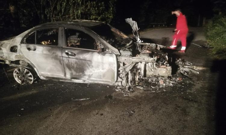 Treia, auto si schianta contro un albero e prende fuoco: papà salva figlia e compagna (Foto)