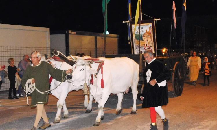 San Severino, il Corteo storico del quarantennale del Palio diviene teatro a cielo aperto San Severino, il Corteo storico del quarantennale del Palio diviene teatro a cielo aperto