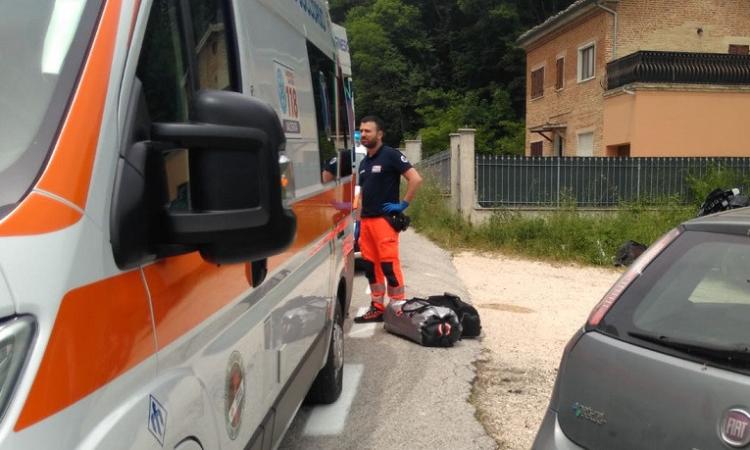 Sarnano, centauro svizzero sbanda e finisce fuori strada: allertata l'eliambulanza - FOTO Sarnano, centauro svizzero sbanda e finisce fuori strada: allertata l'eliambulanza - FOTO
