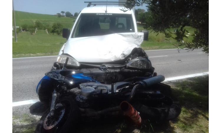 Treia, scontro tra auto e moto sulla SS 361: motociclista trasportato in ospedale - FOTO