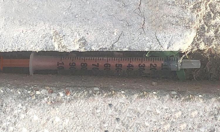 Civitanova, siringa abbandonata in prossimità della spiaggia: ritrovata da un bambino Civitanova, siringa abbandonata in prossimità della spiaggia: ritrovata da un bambino