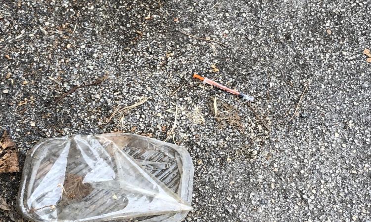 Siringhe, rifiuti, sporcizia e parcheggi selvaggi: la segnalazione di un cittadino di Civitanova (FOTO) Siringhe, rifiuti, sporcizia e parcheggi selvaggi: la segnalazione di un cittadino di Civitanova (FOTO)
