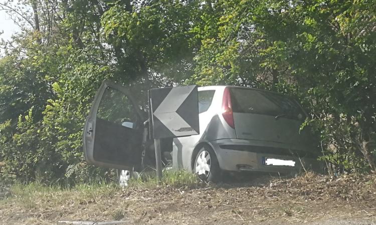 Macerata, va lungo in curva e finisce nella scarpata con la Fiat Punto (FOTO)