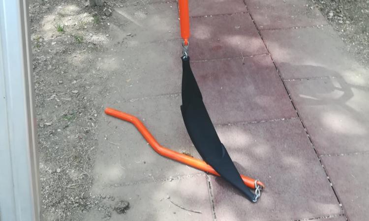 San Severino, vandali in azione nel nuovo parco giochi di via Lorenzo d'Alessandro San Severino, vandali in azione nel nuovo parco giochi di via Lorenzo d'Alessandro