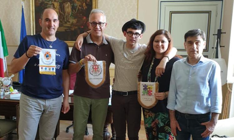 L'"ambasciatore del saluto" Lorenzo Cardone in visita a Civitanova L'"ambasciatore del saluto" Lorenzo Cardone in visita a Civitanova