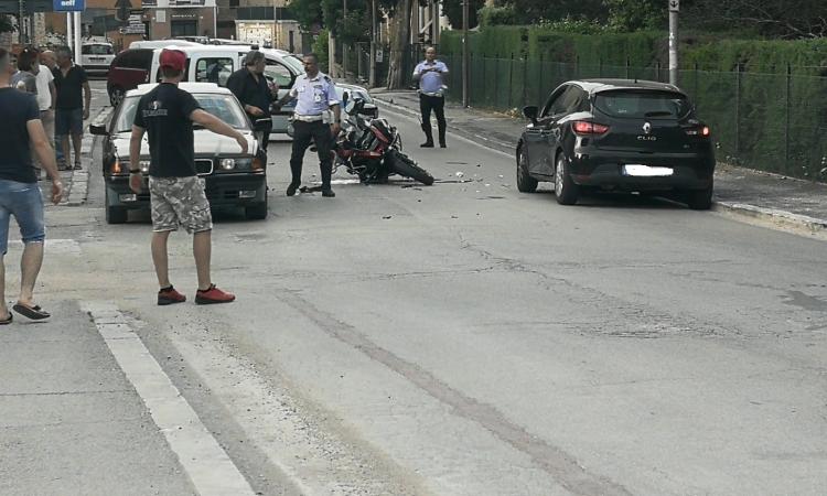 Macerata, incidente in Via Pace,  coinvolte una moto e due auto: un ferito (FOTO)