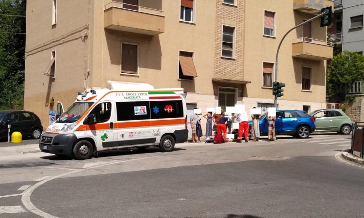 Macerata, cade con la moto sulle strisce: apprensione per un 27enne