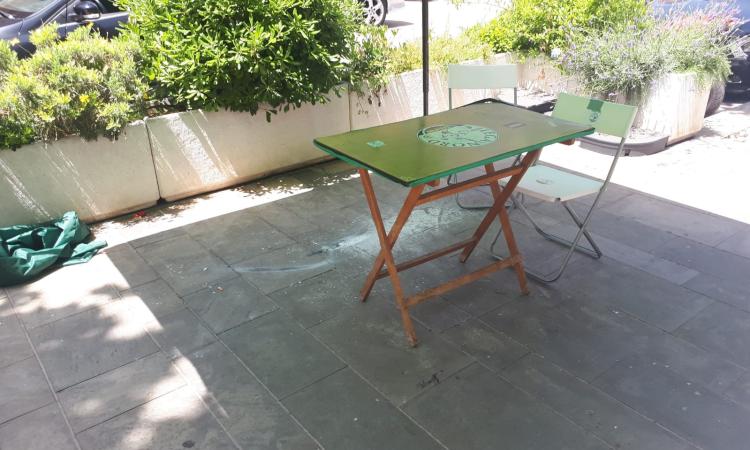 Civitanova, panico sul corso: uomo lancia fumogeni al gazebo della Lega - FOTO Civitanova, panico sul corso: uomo lancia fumogeni al gazebo della Lega - FOTO