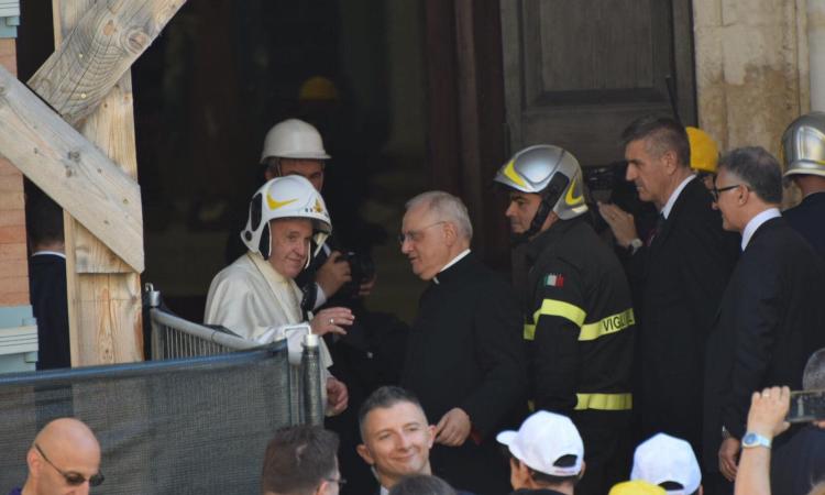 Camerino, lo stupore di Papa Francesco nella Cattedrale inagibile (FOTO)