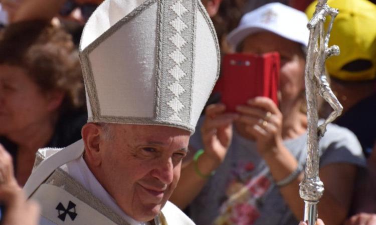 "Le promesse non finiscano nel dimenticatoio: l'amore di Dio è il balsamo della speranza": l'omelia di Papa Francesco a Camerino (FOTO)