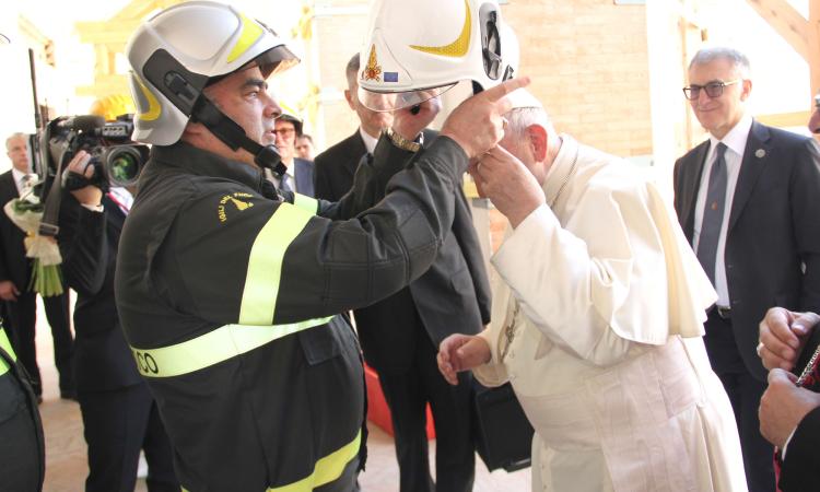 Il Papa a Camerino con i Vigili del Fuoco (FOTO)