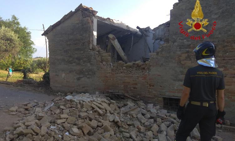 Mogliano, crolla abitazione inagibile: strada interdetta