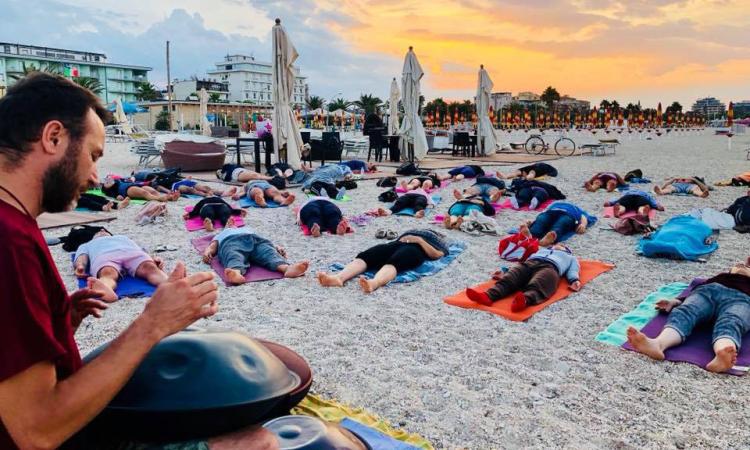 Civitanova, yoga al tramonto in riva al mare per lo Yoga Day di venerdì 21 giugno Civitanova, yoga al tramonto in riva al mare per lo Yoga Day di venerdì 21 giugno