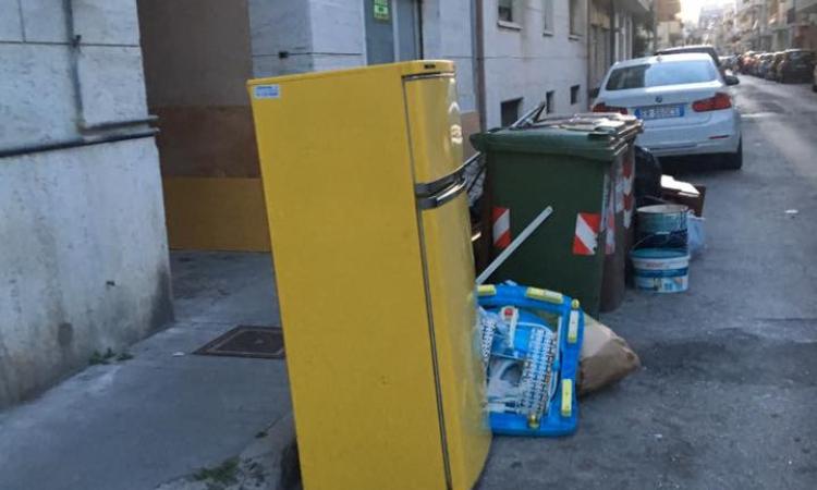 Civitanova, si vieta di gettare cicche e scontrini ma qualcuno abbandona frigoriferi e cucine (FOTO)