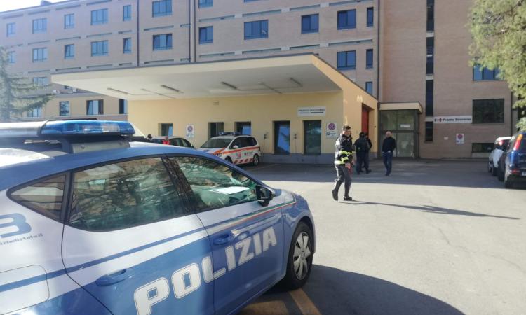 Civitanova, momenti di tensione al pronto soccorso: donna aggredisce infermiera Civitanova, momenti di tensione al pronto soccorso: donna aggredisce infermiera