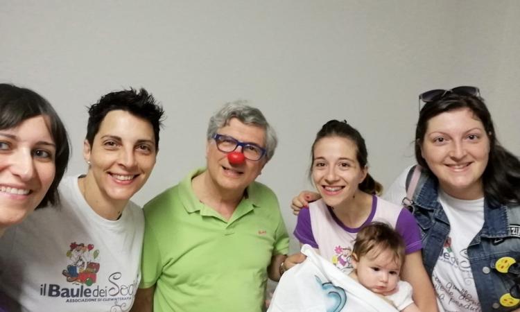 Macerata, il dottor Perri va in pensione: il saluto dei "clown dottori" de "il Baule dei Sogni" (FOTO)