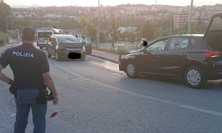 Macerata, frontale tra due auto in via Mattei - FOTO