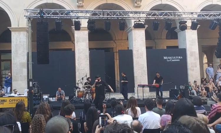 Macerata, il concerto dei Coma_Cose a "La Controra 2019" (VIDEO) Macerata, il concerto dei Coma_Cose a "La Controra 2019" (VIDEO)