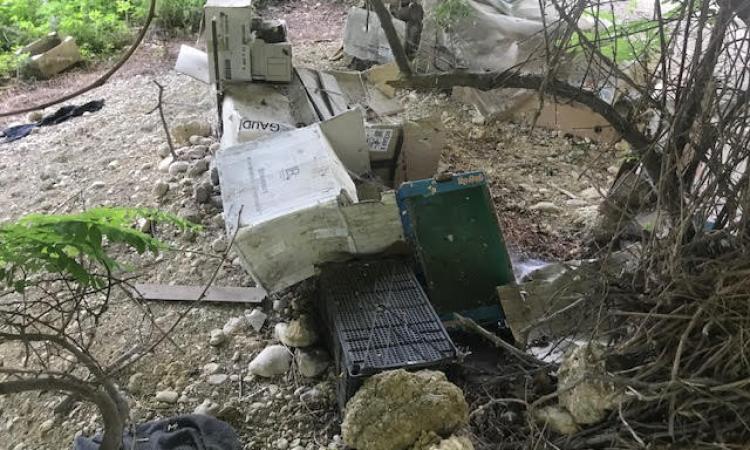 Tolentino, rifiuti abbandonati in contrada Ancaiano: individuati i responsabili (FOTO)