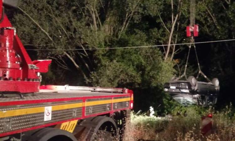 Fiastra, si sfrena l'auto e finisce sul bordo della vasca di un depuratore: pronto intervento