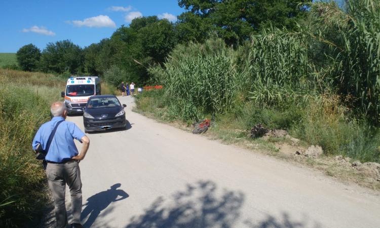 Pollenza, auto travolge bici: grave un 80enne (FOTO) Pollenza, auto travolge bici: grave un 80enne (FOTO)