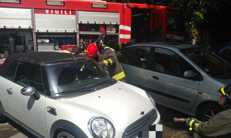 Allarme a Macerata: auto in fiamme in via Carradori (FOTO)