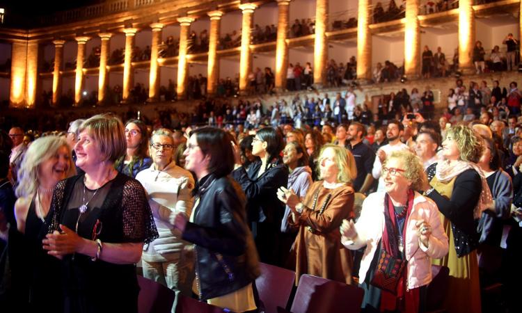 Musicultura 2019, Angelique Kidjo fa ballare lo Sferisterio sulle note di "Pata Pata" (FOTO e VIDEO) Musicultura 2019, Angelique Kidjo fa ballare lo Sferisterio sulle note di "Pata Pata" (FOTO e VIDEO)