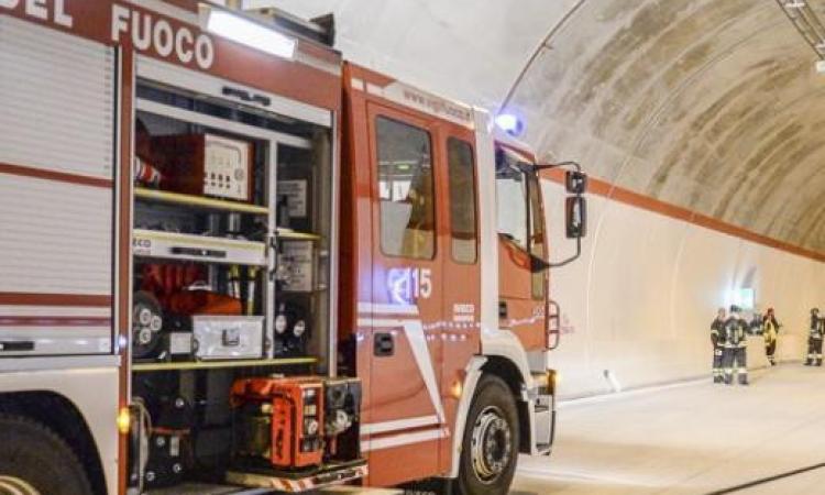 Pioraco, anziano manca l'ingresso in galleria e finisce contro il muro
