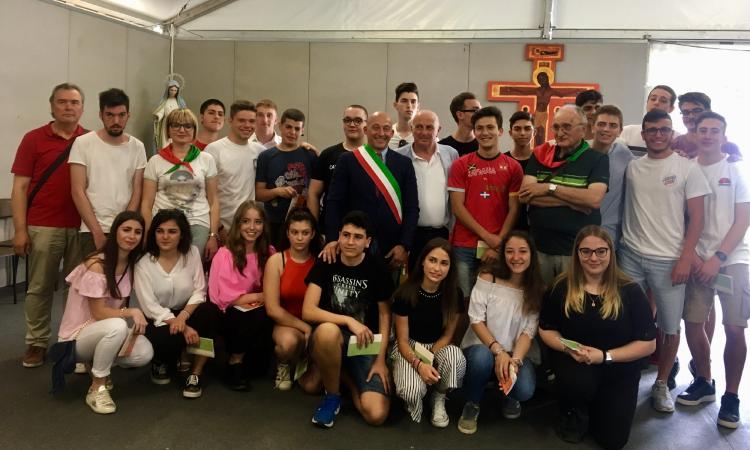 Camerino ricorda gli eccidi del 1944: il sindaco Sborgia consegna la Costituzione ai neo diciottenni Camerino ricorda gli eccidi del 1944: il sindaco Sborgia consegna la Costituzione ai neo diciottenni