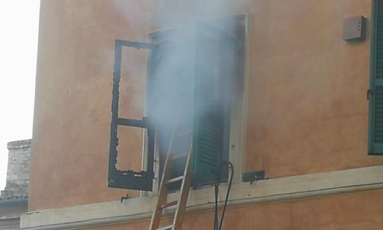 Macerata, incendio in una casa in centro: evacuata la famiglia -FOTO