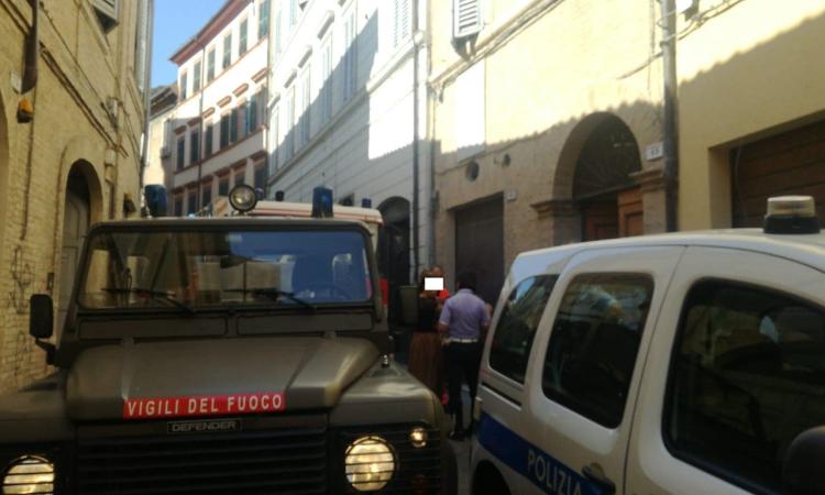 Macerata, incendio in un'abitazione in via Crescimbeni: paura per mamma e 3 bambini (FOTO) Macerata, incendio in un'abitazione in via Crescimbeni: paura per mamma e 3 bambini (FOTO)