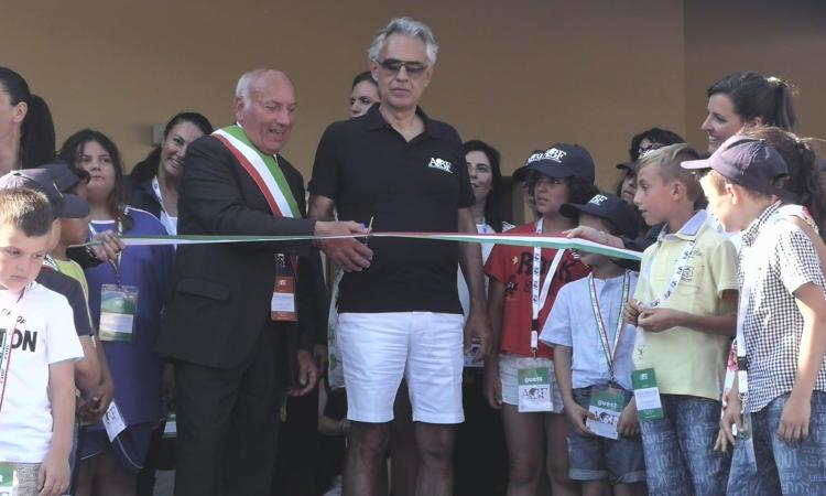 Inaugurata la nuova scuola a Muccia, Bocelli: "Che l'esempio sia contagioso" (FOTO) Inaugurata la nuova scuola a Muccia, Bocelli: "Che l'esempio sia contagioso" (FOTO)