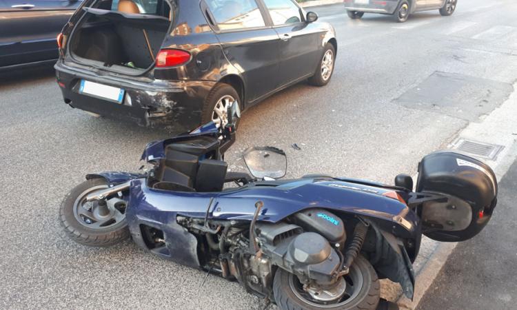 Morrovalle, scooter contro auto in via Michelangelo: due persone in ospedale (FOTO)