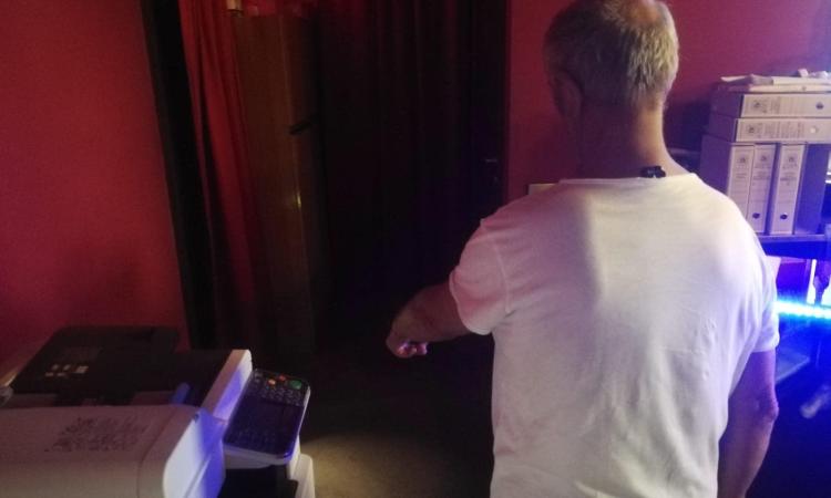 Macerata, rapina a mano armata nella sala slot di via Roma: caccia ai due malviventi (FOTO) Macerata, rapina a mano armata nella sala slot di via Roma: caccia ai due malviventi (FOTO)