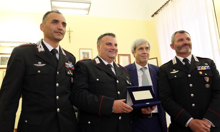 Macerata, salvò la vita a un avvocato: premiato l'Appuntato Ricco (FOTO) Macerata, salvò la vita a un avvocato: premiato l'Appuntato Ricco (FOTO)