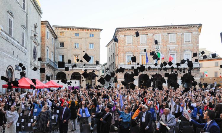 UniMc, torna la Giornata del Laureato: festa in piazza per 3 generazioni di Dottori