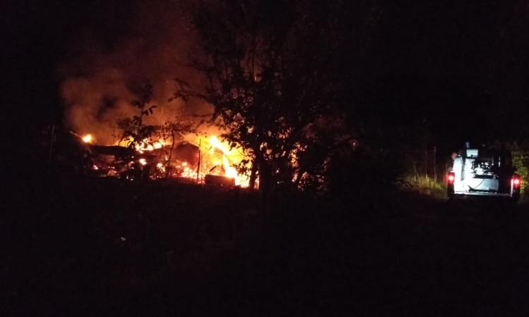 Sforzacosta, vasto incendio in un fabbricato agricolo: Vigili del Fuoco in azione (FOTO)