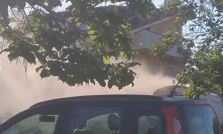 Montecosaro, abitazioni invase da polveri di lavorazione durante il rifacimento dell'asfalto (FOTO E VIDEO)