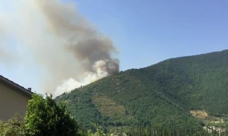 Emergenza incendi: Vigili del Fuoco in azione a Fiuminata e Potenza Picena (VIDEO)